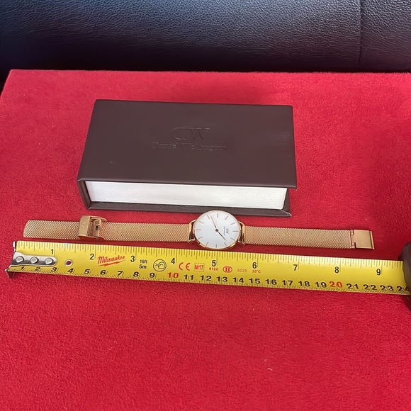 Authentic DW Gold Watch⏱⌚️⭐️ - Picture 14 of 16